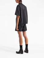 Imagen de camisa de mezclilla negra de Prada para hombres - Temporada Primavera-Verano 2025 - Vista del modelo 2