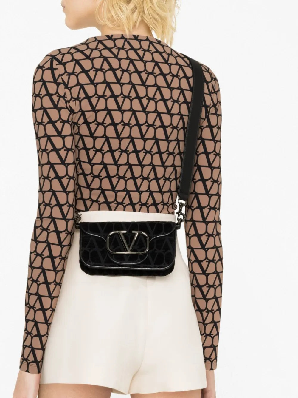 발렌티노 가라바니의 미니 로코 백 (남성) 이미지 - 2023 봄-여름 시즌 - 세부 사항 보기 1