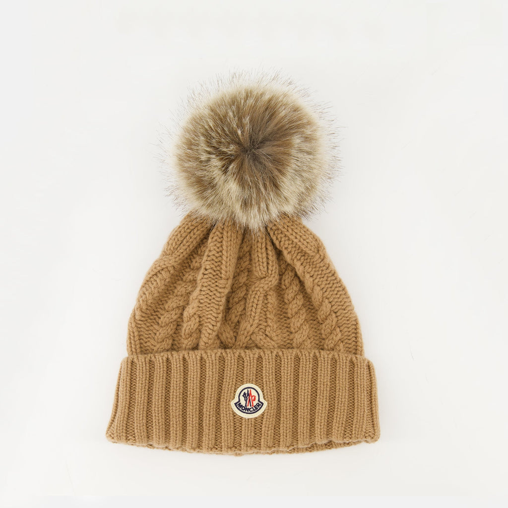 Image d'un bonnet en cachemire avec pompon par Moncler pour femmes - Saison Automne-Hiver 2025 - Vue de Face