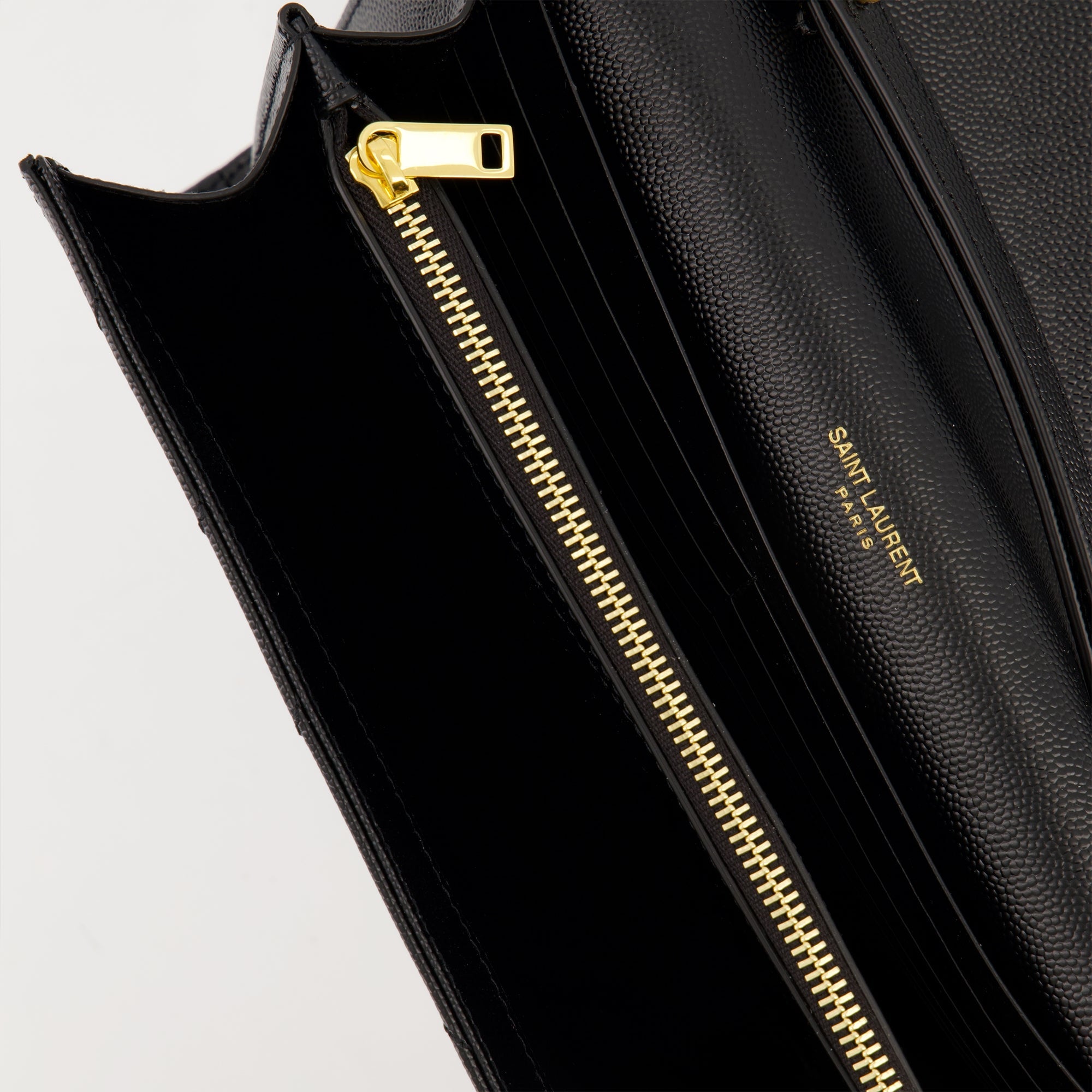 Imagen de la cartera de cadena negra Cassandre de Saint Laurent para mujeres - Temporada Otoño-Invierno 2025 - Vista de detalle 2