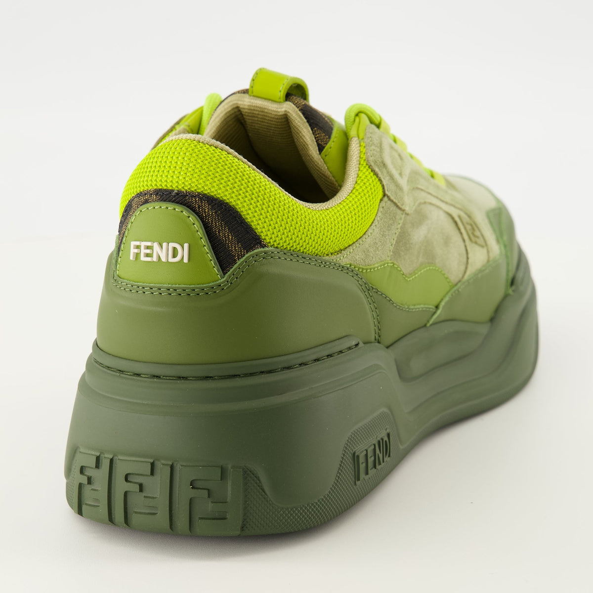 Grüne Sneakers aus Veloursleder