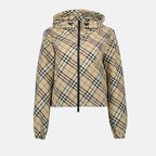 Imagem de um corta-vento beige aos quadrados da Burberry para mulheres - Temporada Primavera-Verão 2025 - Vista frontal