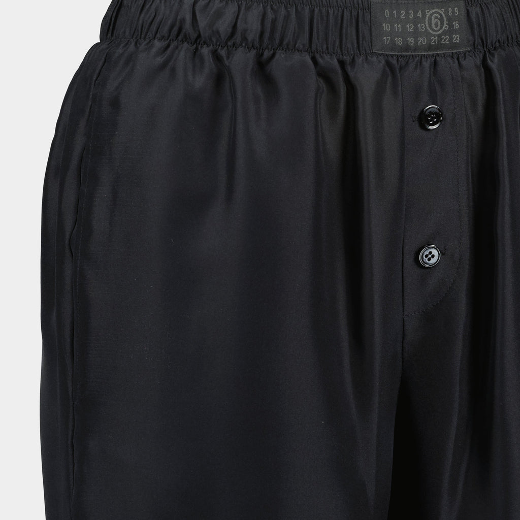 Image de pantalons en soie noire avec taille élastique par Mm6 pour femmes - Saison Printemps-Été 2025 - Vue des détails du produit 2