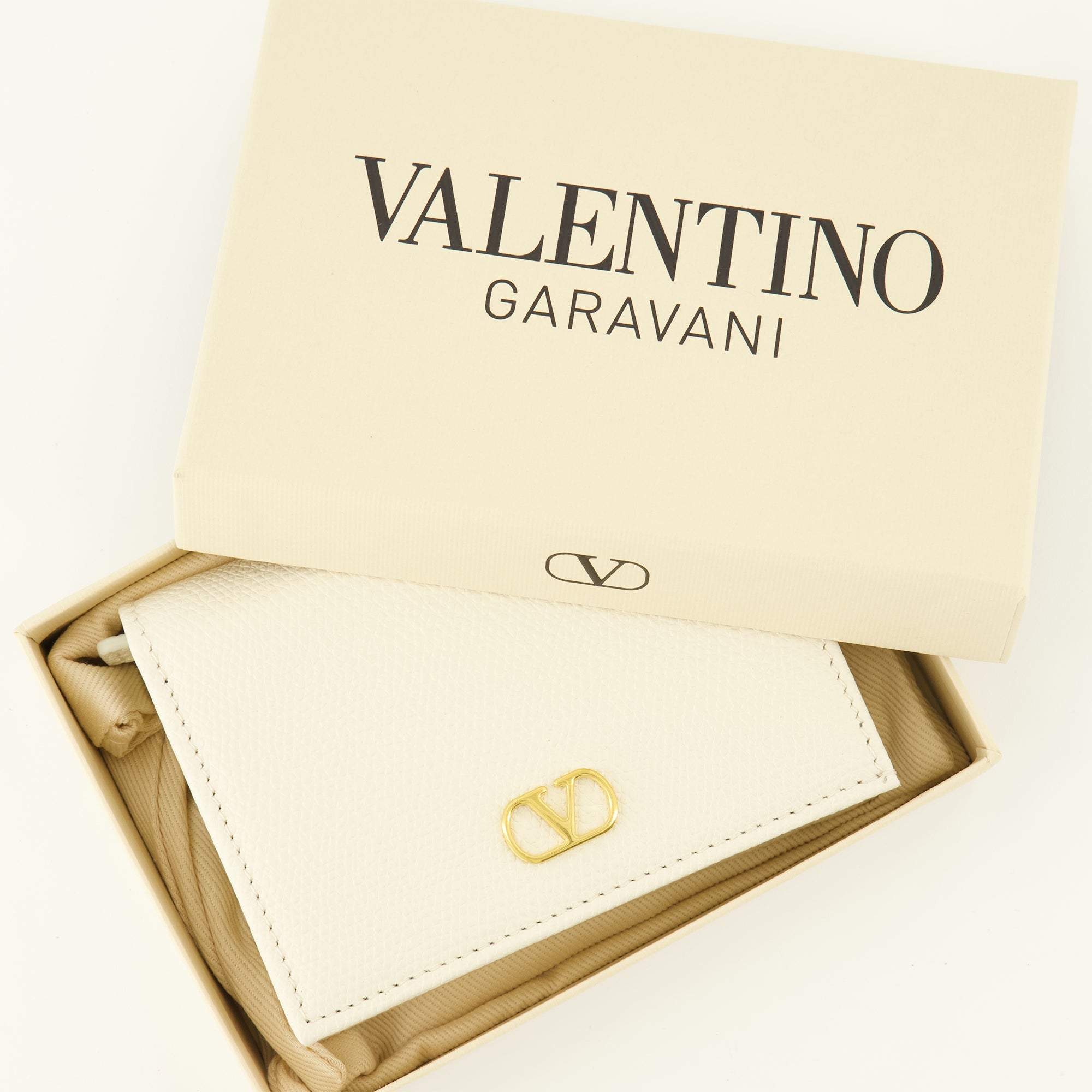 Image of Portefeuille Vlogo by Valentino Garavani for Women - Season Spring-Summer 2026 - Detail View 2