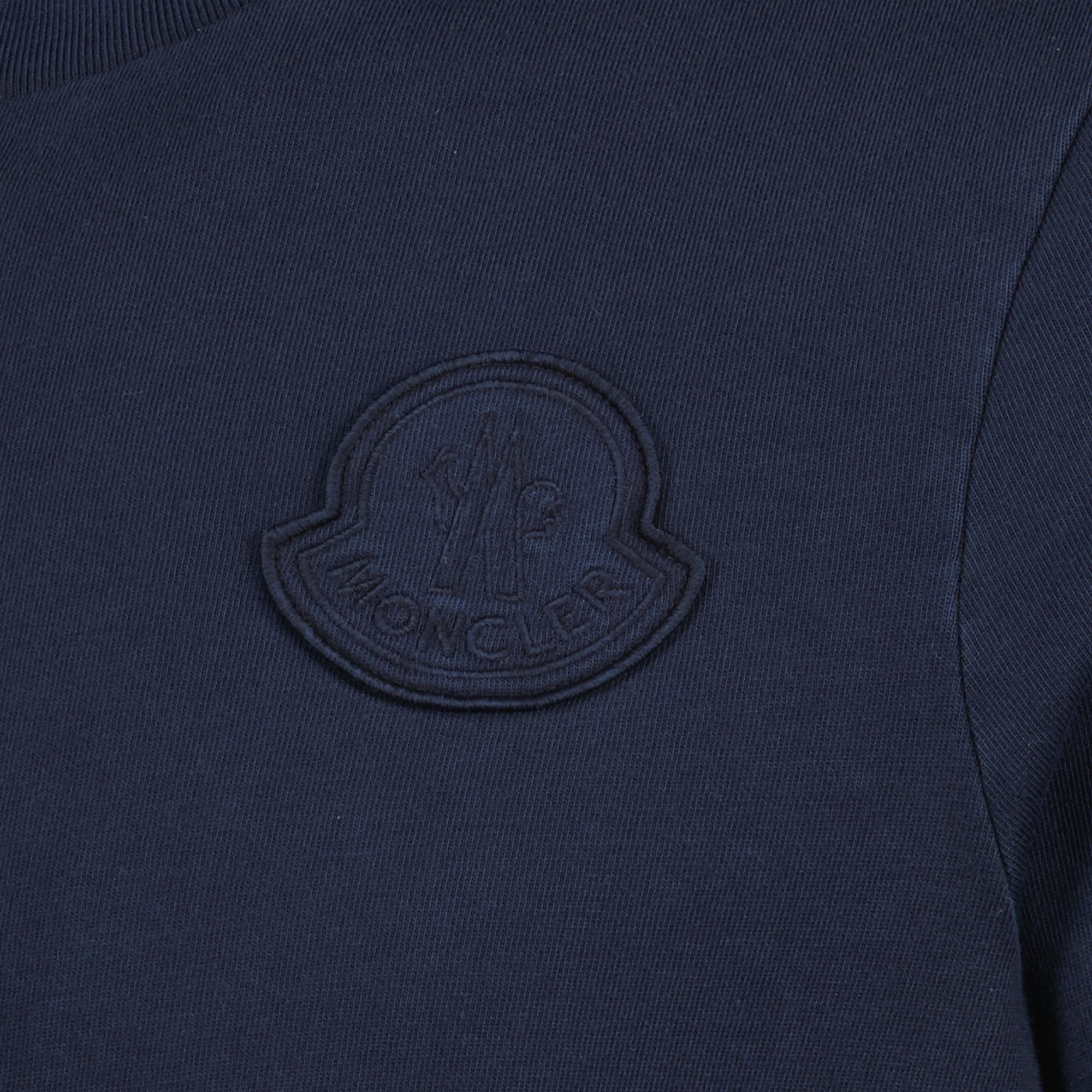 Image du T-shirt à logo brodé bleu marine de Moncler pour hommes - Saison Printemps-Été 2026 - Détail 1