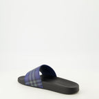 Bild von karierten navyblauen Slippern von Burberry für Herren - Saison Frühling-Sommer 2026 - Rückansicht rechts im Drei-Viertel-Winkel