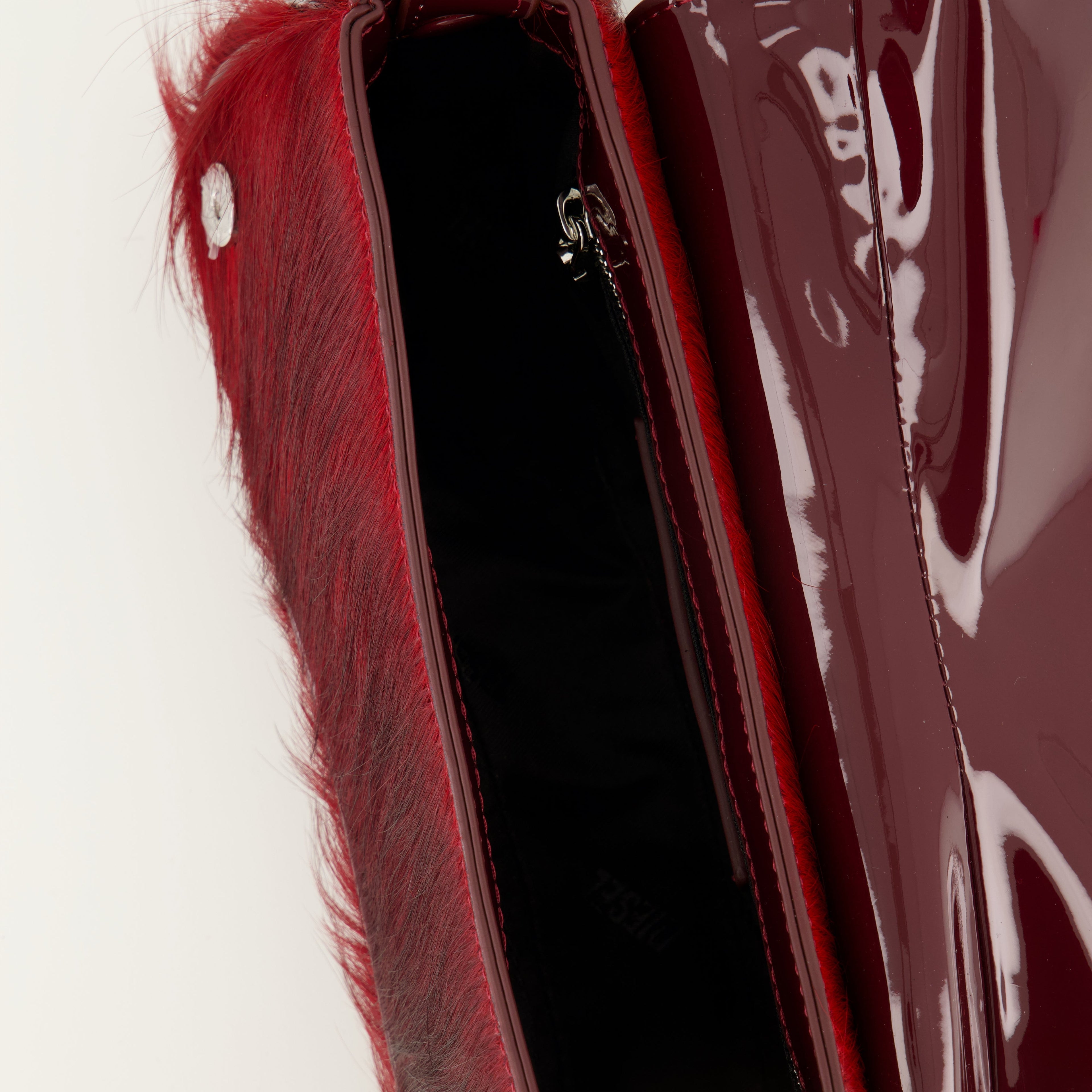 Le Sac Play Clutch, bordeaux leather handbag, magnetic closure clutch, adjustable shoulder strap, sophisticated accessory