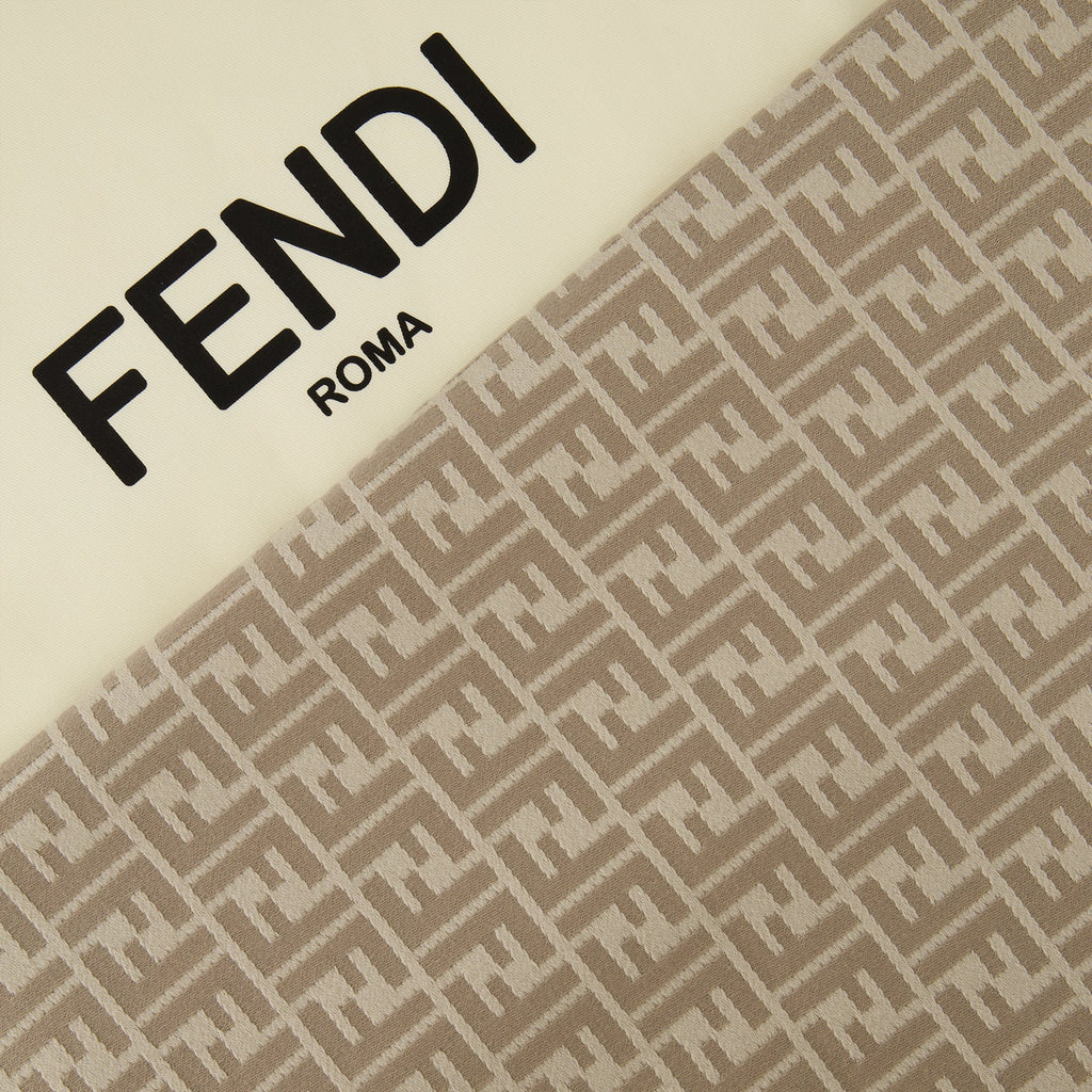 Imagem de um poncho de lã e seda beige da Fendi para mulheres - Temporada Primavera-Verão 2026 - Vista de detalhe 2