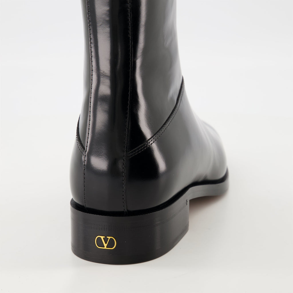 黒いレザーのパットアンクルブーツの画像、バレンティノ・ガラヴァーニによるメンズ - シーズン春夏2025 - 後面ビュー