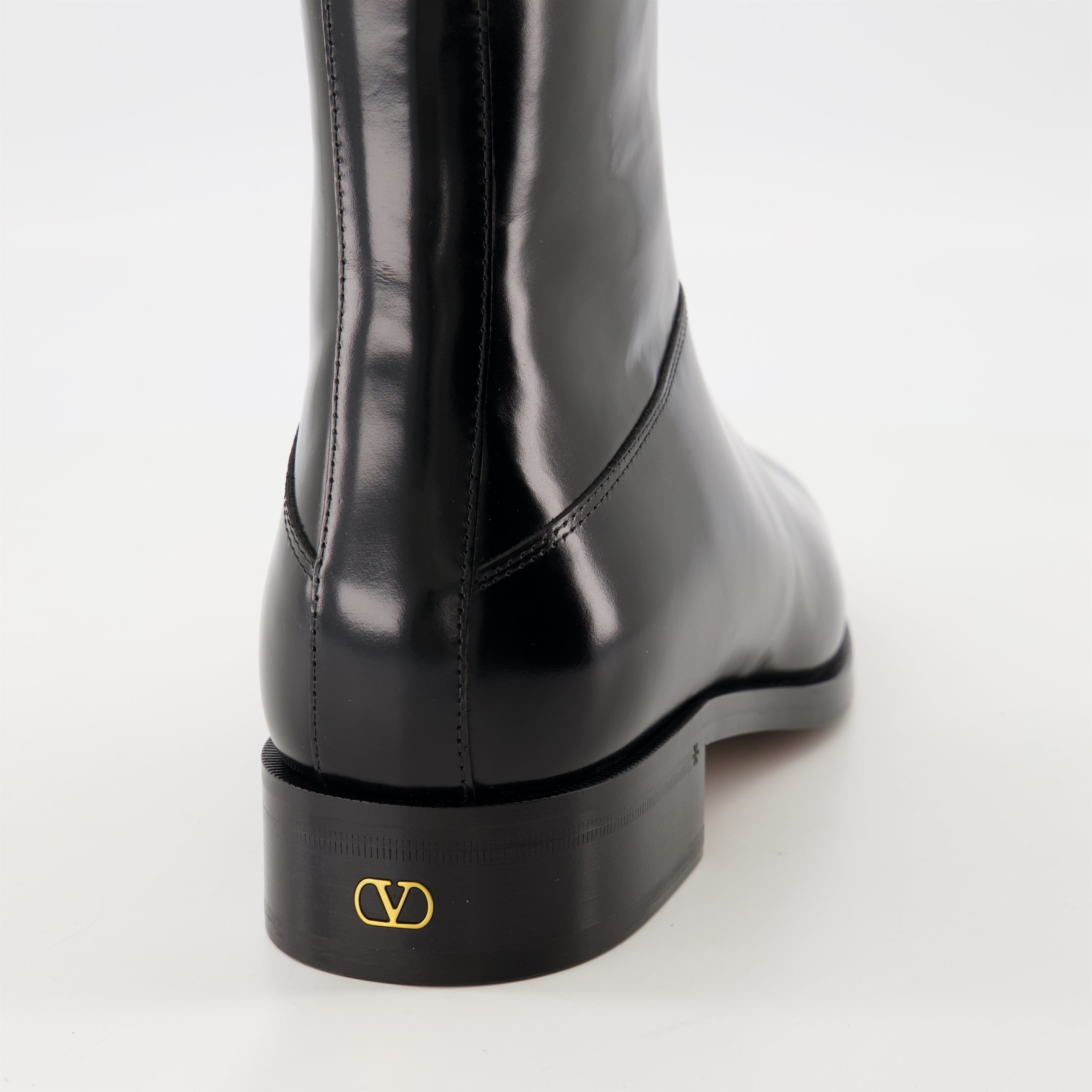 黒いレザーのパットアンクルブーツの画像、バレンティノ・ガラヴァーニによるメンズ - シーズン春夏2025 - 後面ビュー