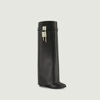Imagen de las botas Shark Lock de Givenchy para mujeres - Temporada Primavera-Verano 2025 - Vista exterior en tres cuartos del frente derecho