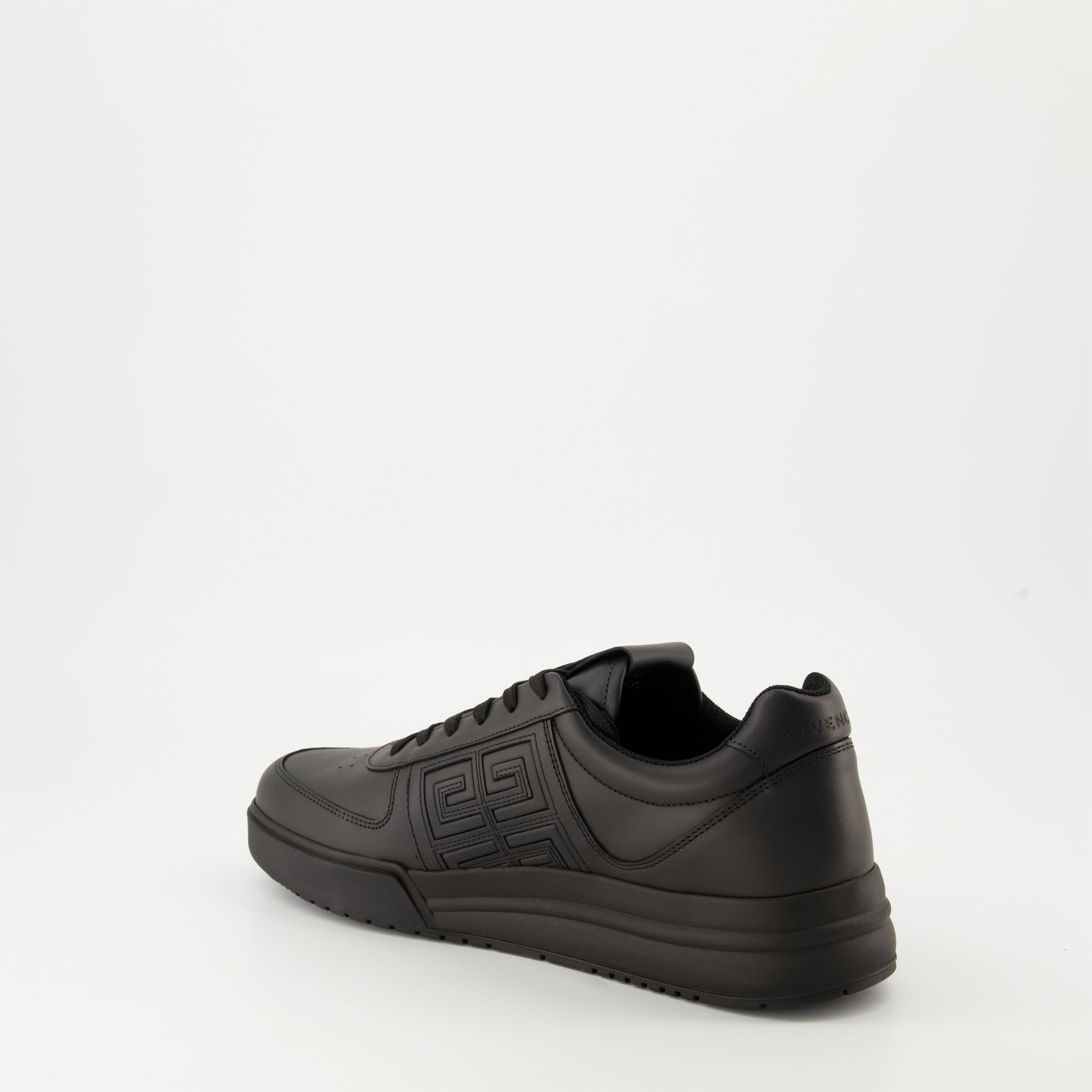 Image de baskets en cuir noir élégant de Givenchy pour hommes - Saison Automne-Hiver 2024 - Vue arrière droite en trois quarts