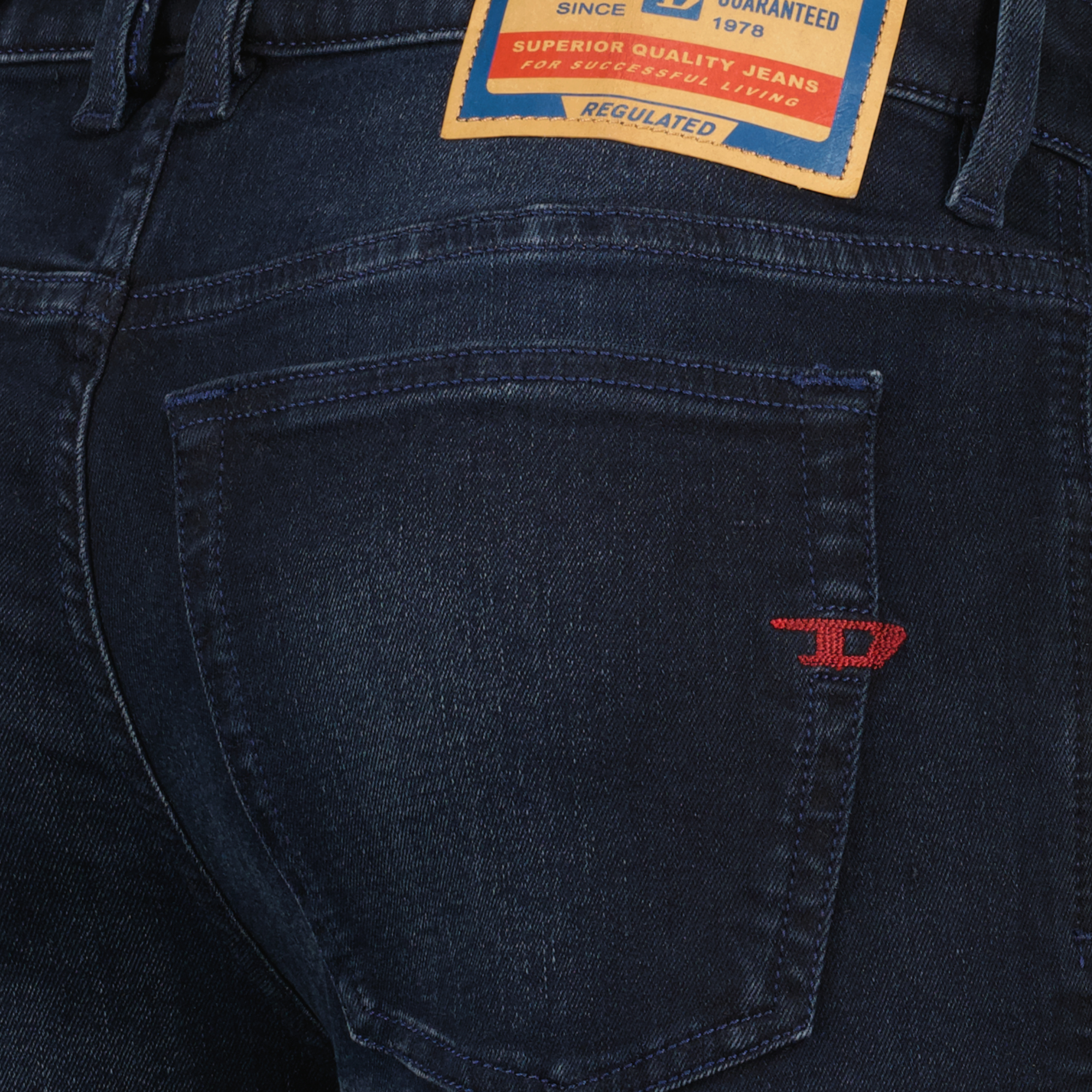 Imagen de los jeans Sleenker 1979 de Diesel para hombres - Temporada Primavera-Verano 2025 - Vista de detalle 1
