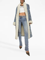 로고 플라크가 있는 부트컷 청바지