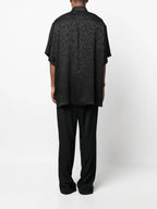 Immagine di camicia oversize in seta di Saint Laurent per uomo - Collezione Primavera-Estate 2023 - Vista del modello 3