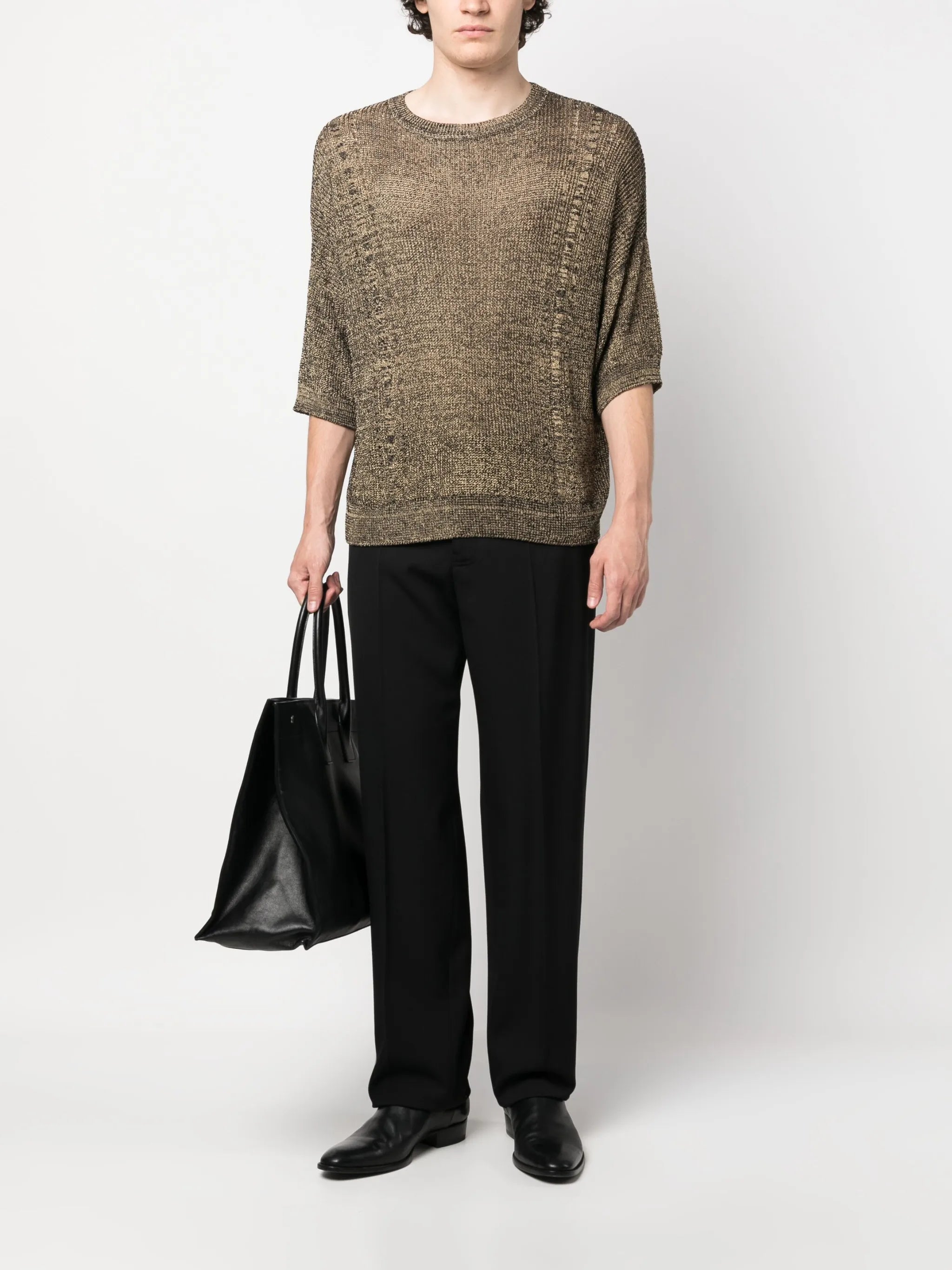 Imagen de una camiseta de punto marrón de Saint Laurent para hombres - Temporada Primavera-Verano 2023 - Vista del modelo 1