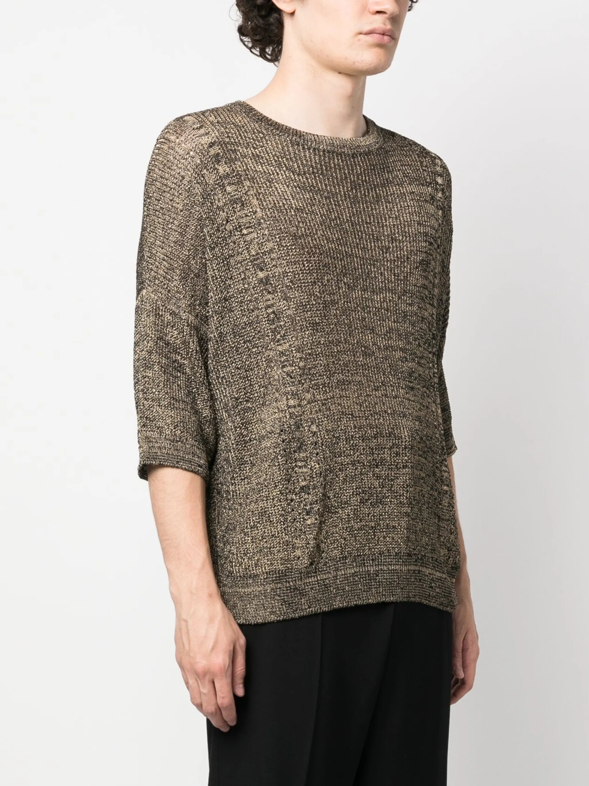 Imagen de una camiseta de punto marrón de Saint Laurent para hombres - Temporada Primavera-Verano 2023 - Vista del modelo 2