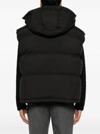 검정색 민소매 다운 재킷