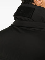 검정색 민소매 다운 재킷