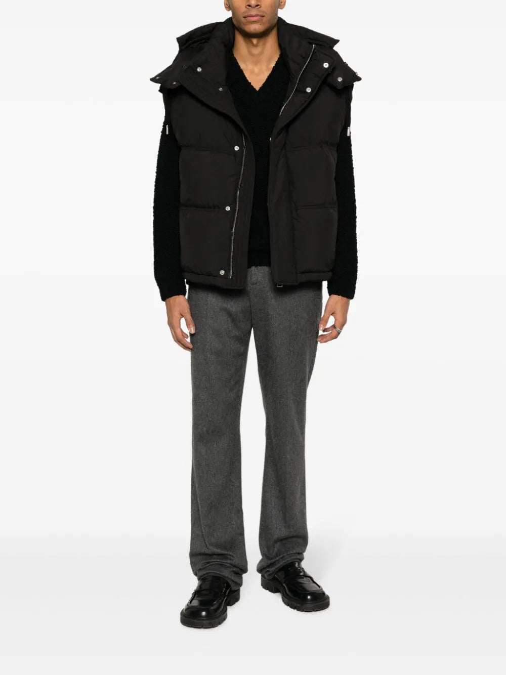 검정색 민소매 다운 재킷