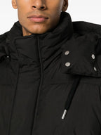 검정색 민소매 다운 재킷