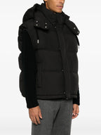 검정색 민소매 다운 재킷