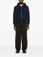 ネイビーのジップアップスウェットシャツ