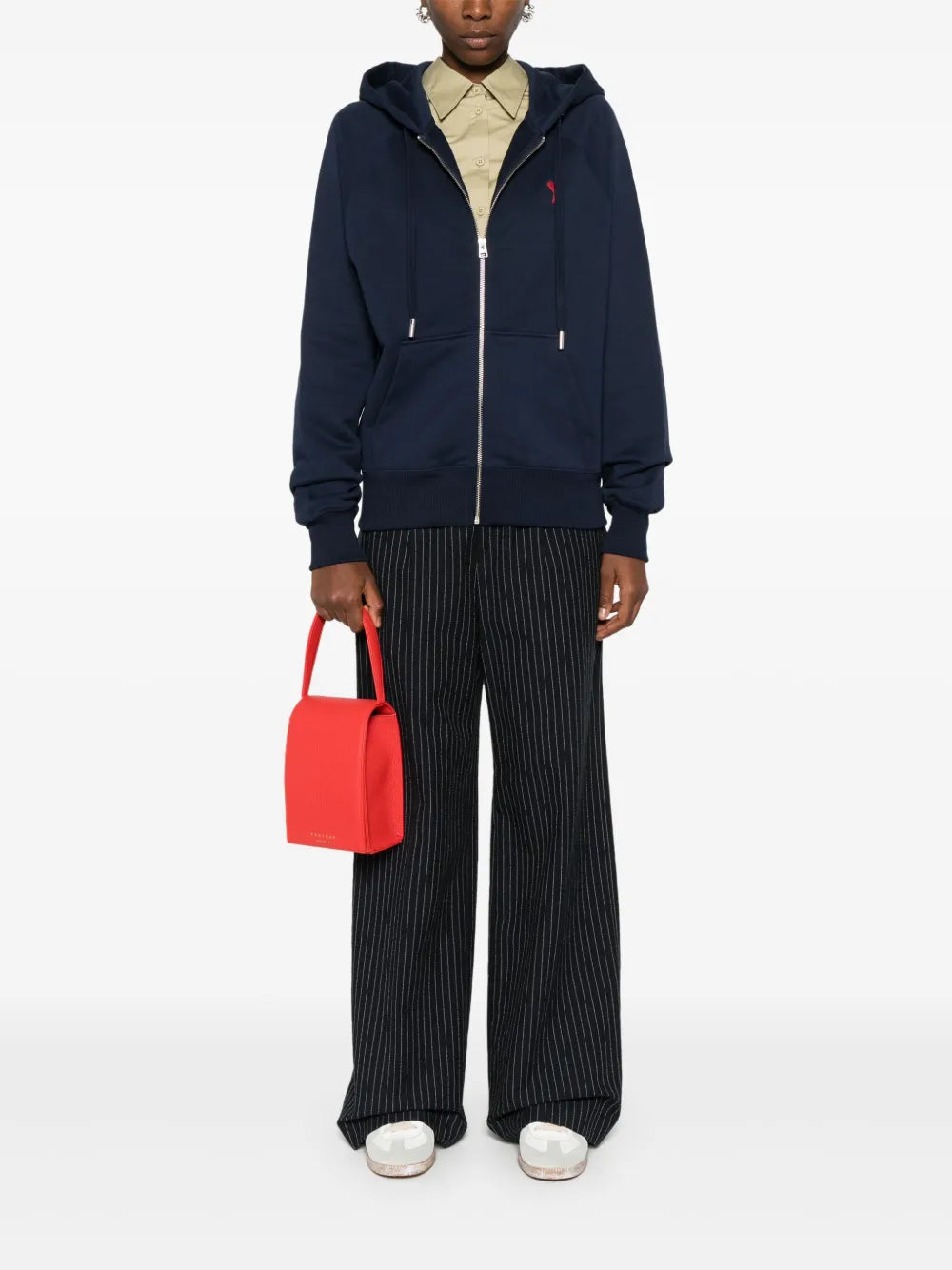 ネイビーのジップアップスウェットシャツ