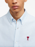 Imagem da camisa riscada Ami de Coeur da AMI Paris para unisexo - Temporada Primavera-Verão 2024 - Vista de detalhe 8
