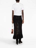 Bild eines weißen Cropped-T-Shirts mit goldenen Details von Rabanne für Damen - Saison Herbst-Winter 2024 - Modellansicht 4