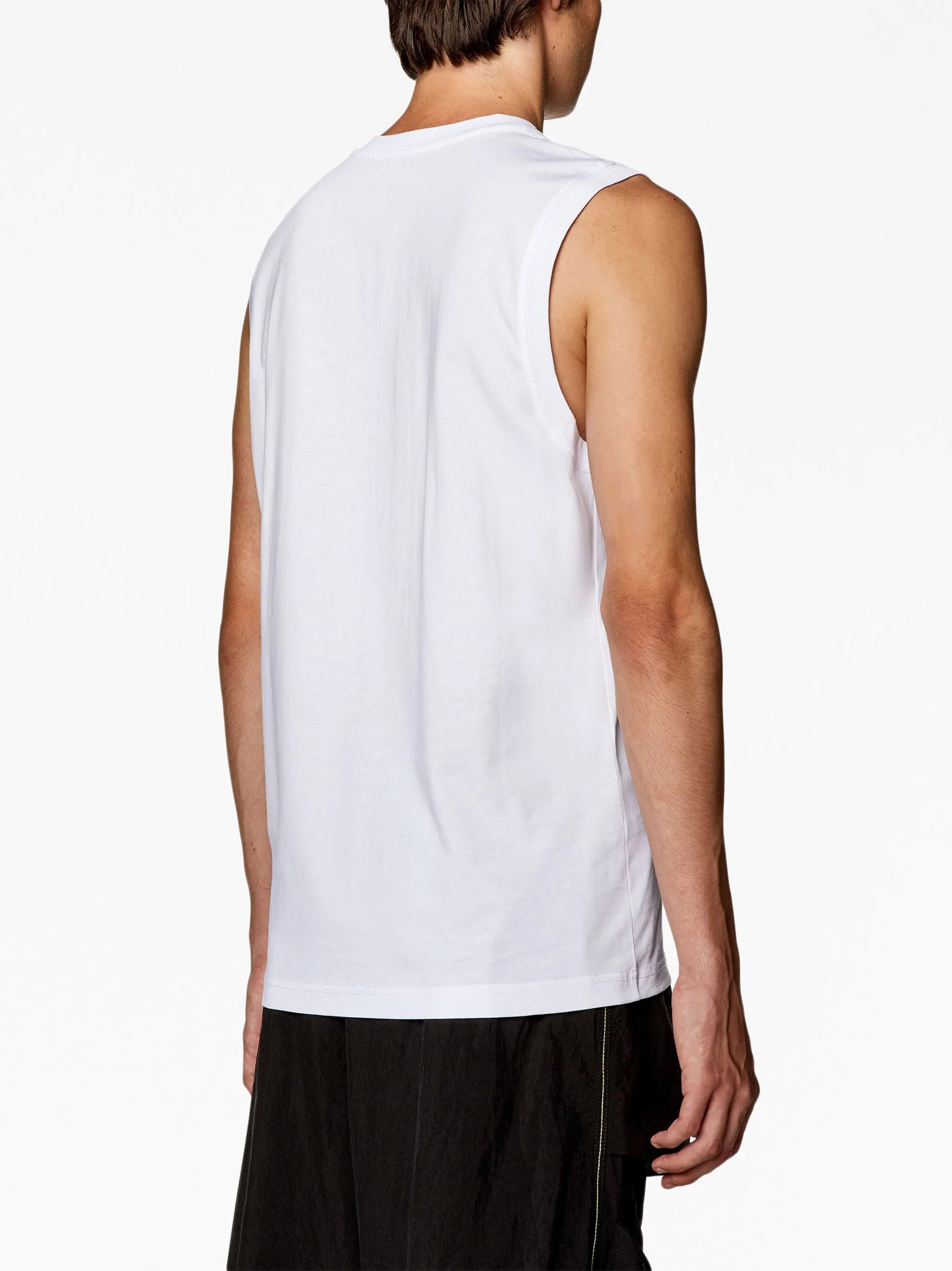 ディーゼルの男性用T-Isco-Divホワイトタンクトップの画像 - シーズン春夏2026 - モデルビュー3