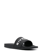 Bild der schwarzen Logo-Sandalen von Givenchy für Männer - Saison Herbst/Winter 2024 - Frontansicht rechts im Drei-viertel-Profil