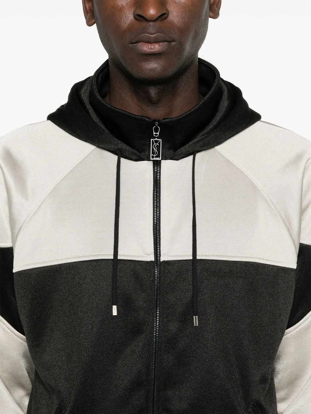 Imagem do sweatshirt com zíper bicolor da Saint Laurent para Homens - Coleção Outono-Inverno 2023 - Vista do Modelo 6
