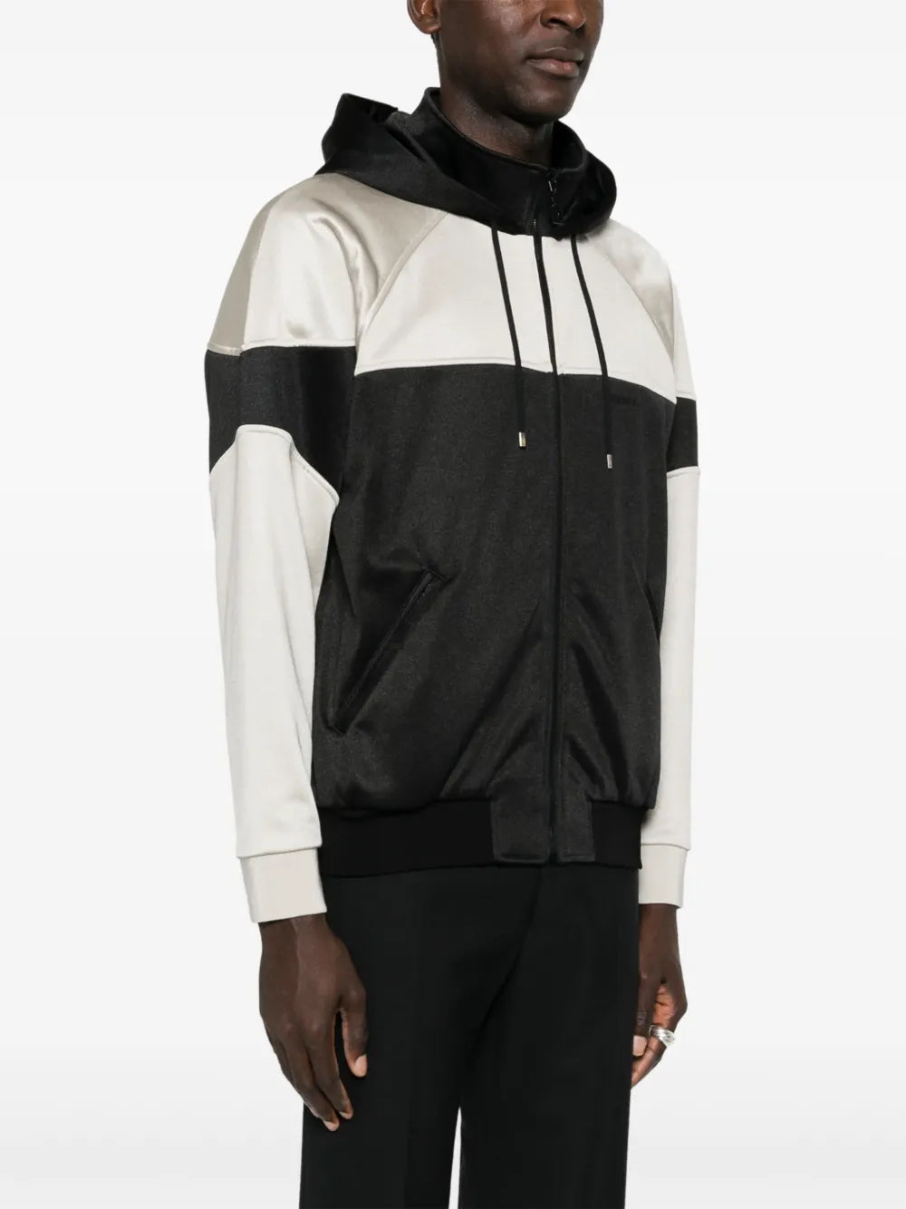 Imagem do sweatshirt com zíper bicolor da Saint Laurent para Homens - Coleção Outono-Inverno 2023 - Vista do Modelo 4