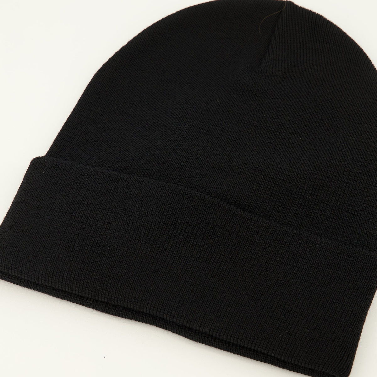Schwarze Wollstrickmütze