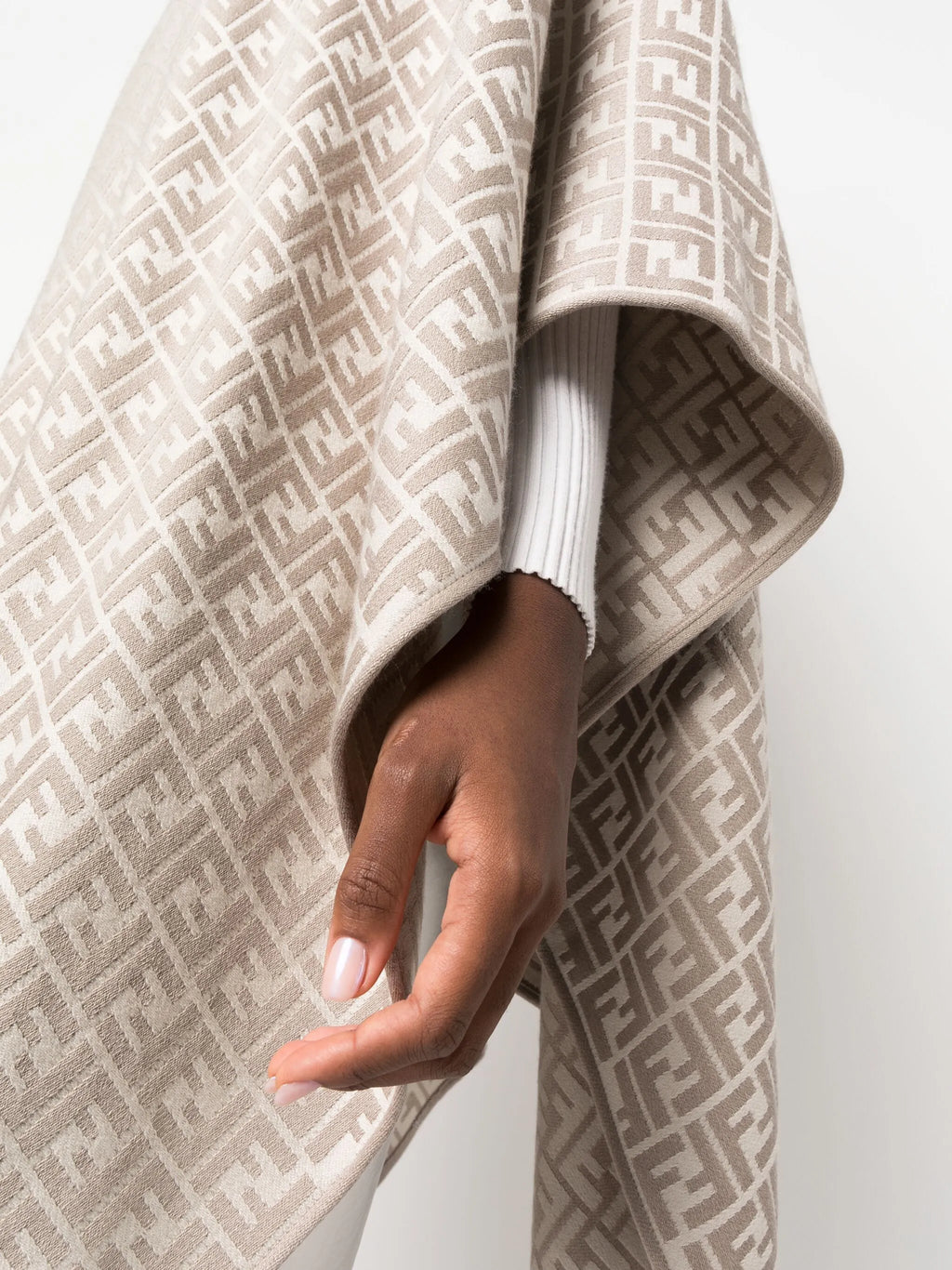 Bild eines beigen Woll- und Seidenponchos von Fendi für Frauen - Saison Frühjahr-Sommer 2026 - Modellansicht 4