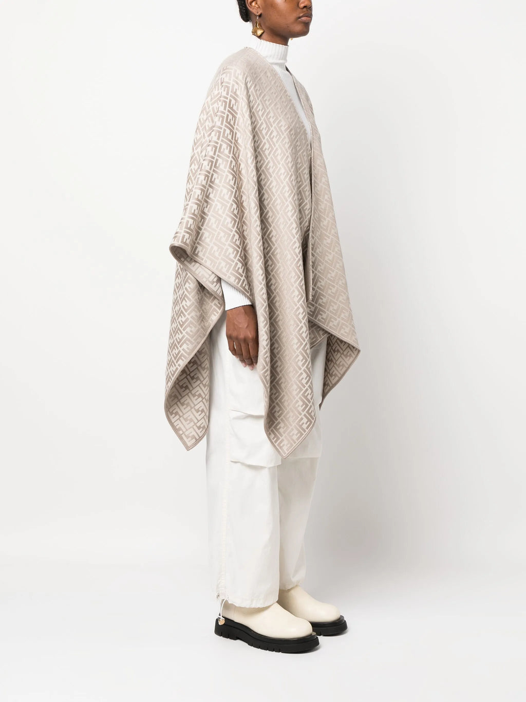 Bild eines beigen Woll- und Seidenponchos von Fendi für Frauen - Saison Frühjahr-Sommer 2026 - Modellansicht 2