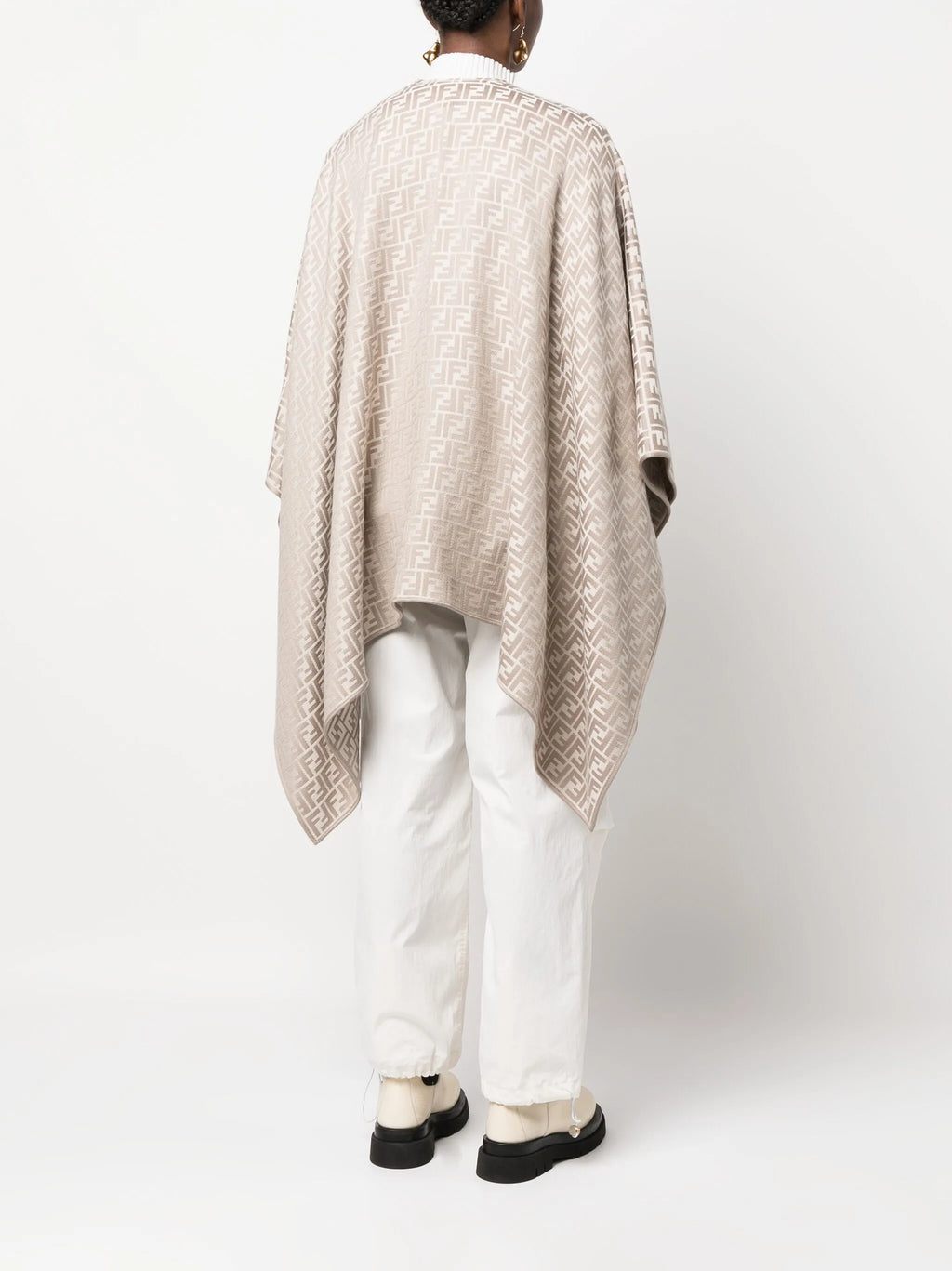 Bild eines beigen Woll- und Seidenponchos von Fendi für Frauen - Saison Frühjahr-Sommer 2026 - Modellansicht 3