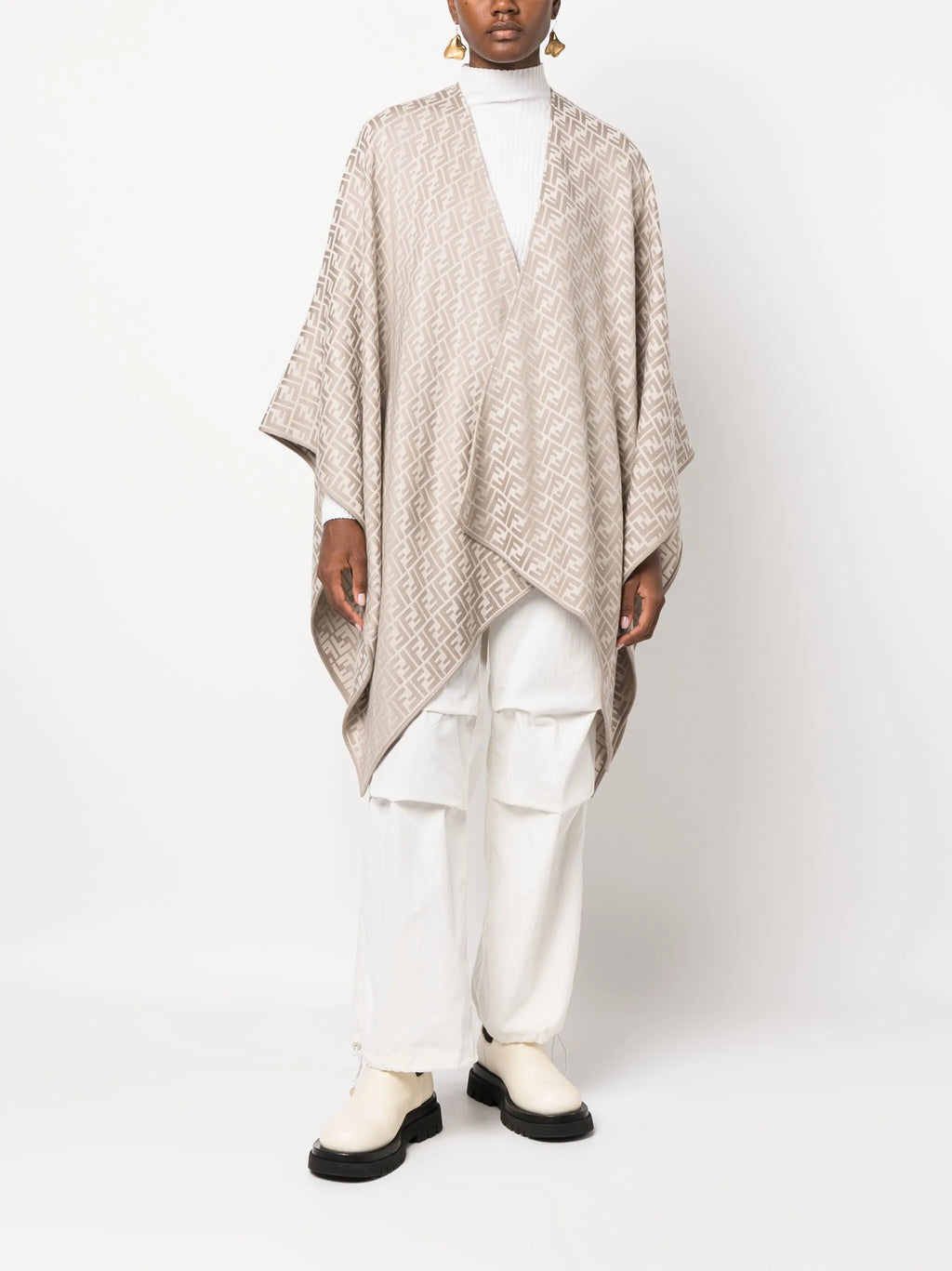 Bild eines beigen Woll- und Seidenponchos von Fendi für Frauen - Saison Frühjahr-Sommer 2026 - Modellansicht 1