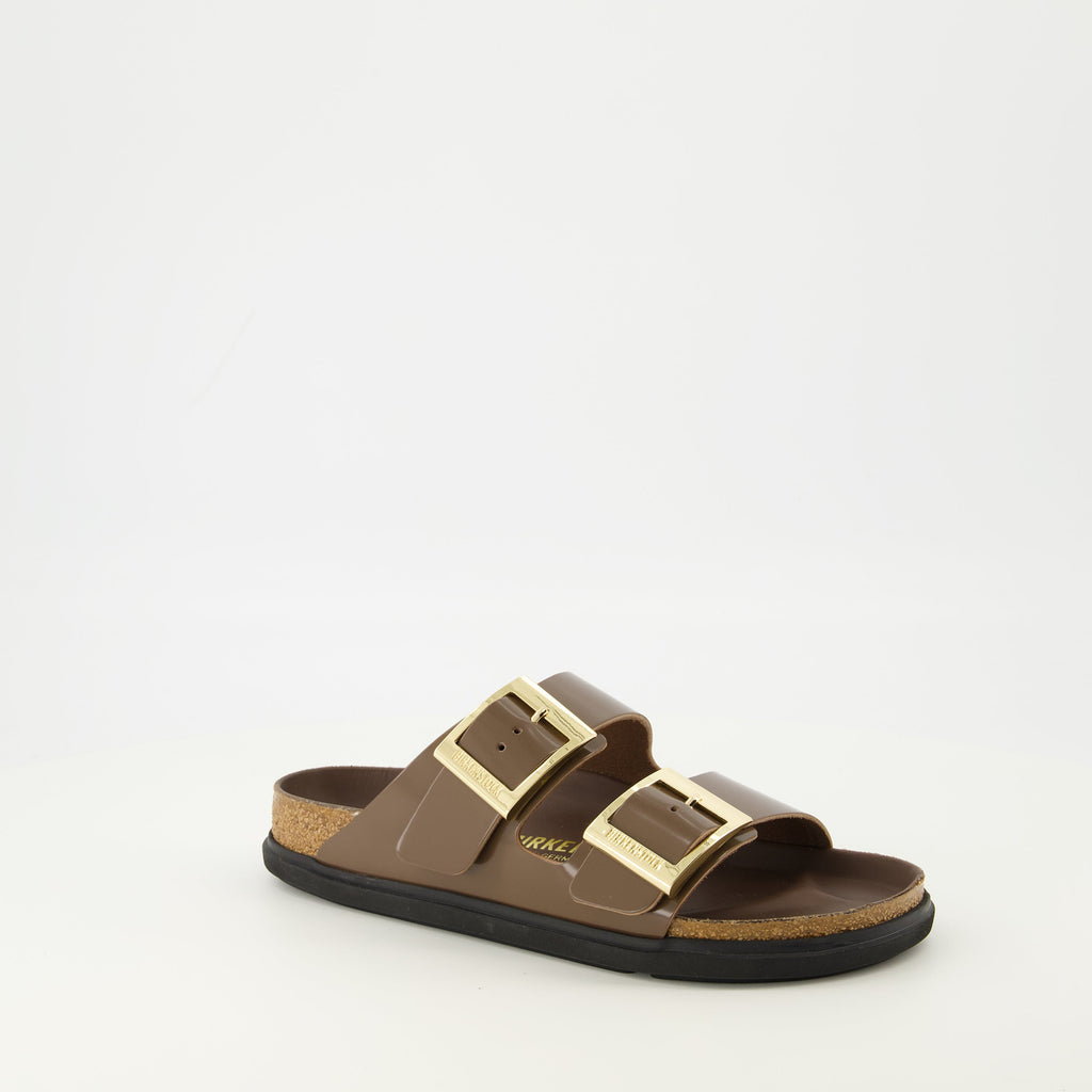 Image des sandales Arizona Droplet Buckle de Birkenstock pour femmes - Saison Printemps-Été 2026 - Vue de face droite en trois quarts