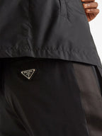 Image de pantalons de jogging en soie noire et nylon par Prada pour hommes - Saison Printemps-Été 2024 - Vue de détail 7