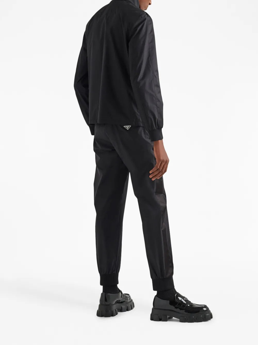 Image de pantalons de jogging en soie noire et nylon par Prada pour hommes - Saison Printemps-Été 2024 - Vue de détail 6