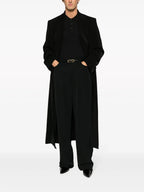 Image d'un polo noir classique avec poche par Saint Laurent pour hommes - Saison Automne-Hiver 2023 - Vue du modèle 3