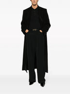 Image d'un polo noir classique avec poche par Saint Laurent pour hommes - Saison Automne-Hiver 2023 - Vue du modèle 1