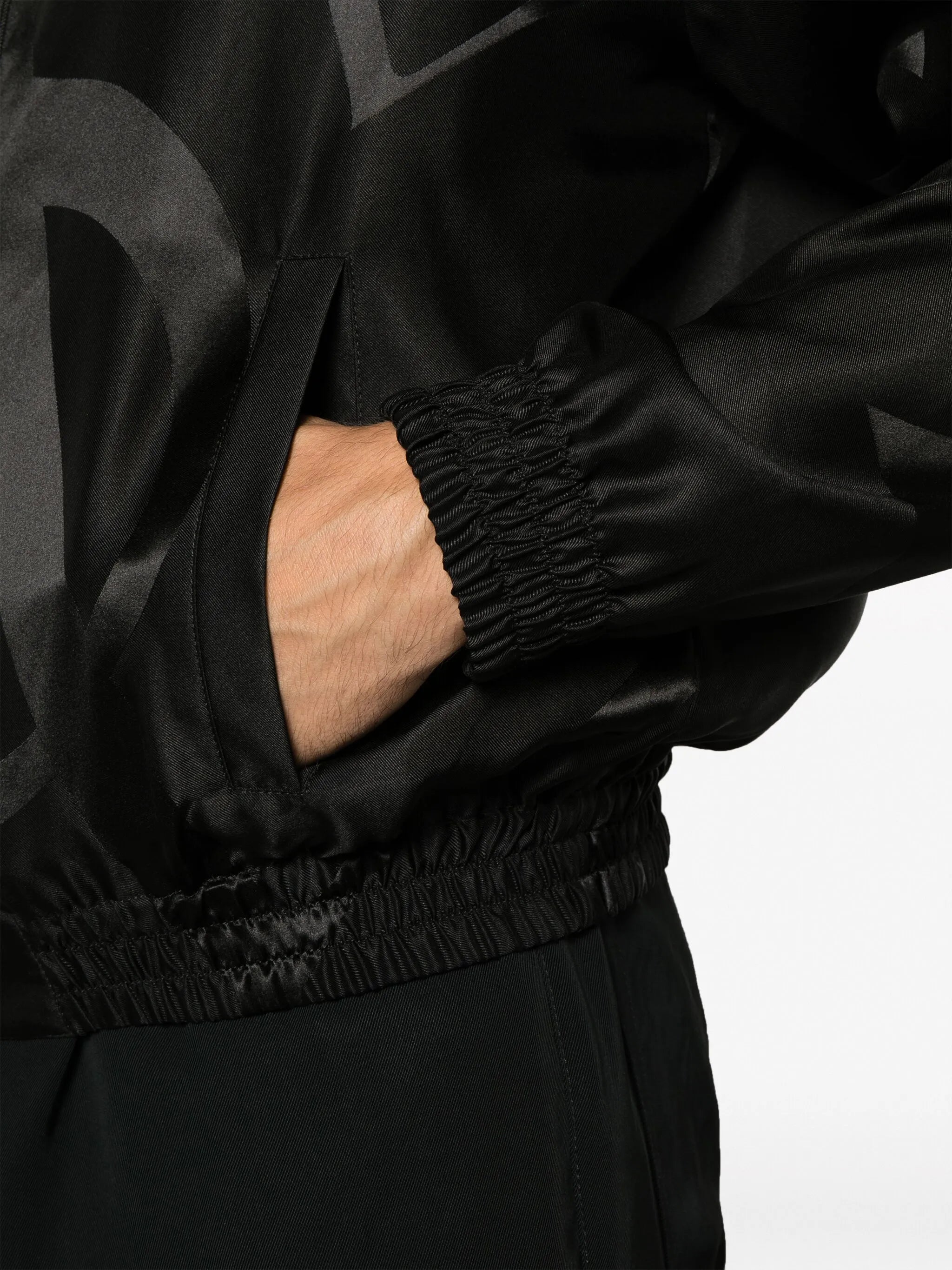 Image de Teddy en soie twill Cassandre par Saint Laurent pour hommes - Saison Automne-Hiver 2023 - Vue du modèle 4