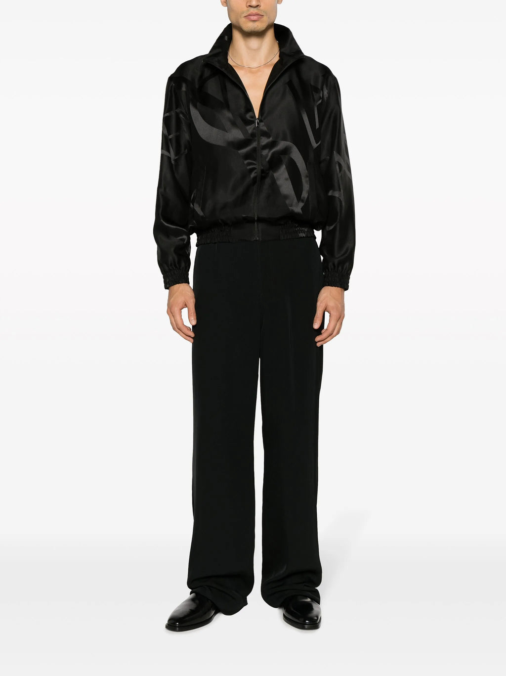 Image de Teddy en soie twill Cassandre par Saint Laurent pour hommes - Saison Automne-Hiver 2023 - Vue du modèle 1