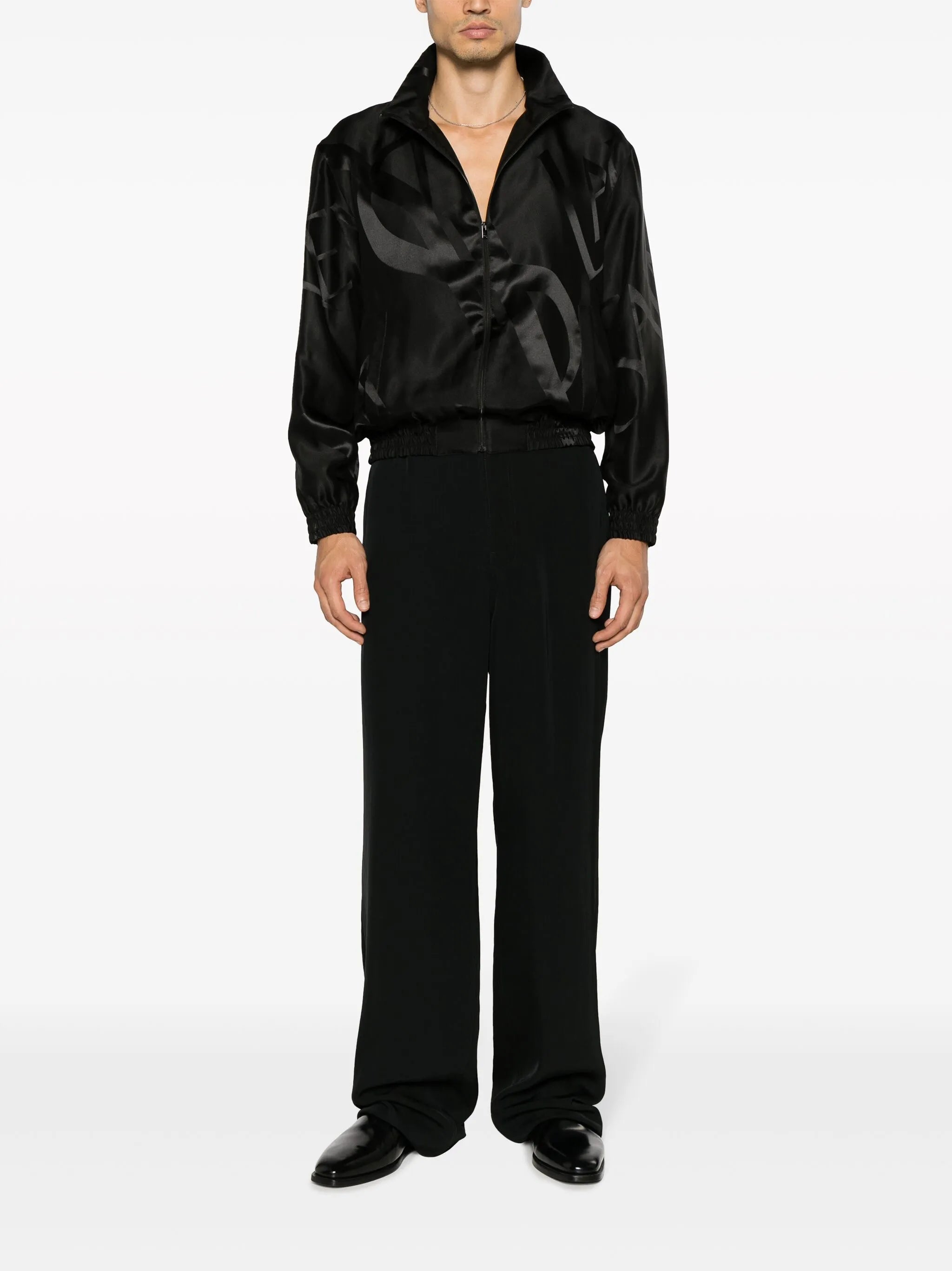 Image de Teddy en soie twill Cassandre par Saint Laurent pour hommes - Saison Automne-Hiver 2023 - Vue du modèle 1