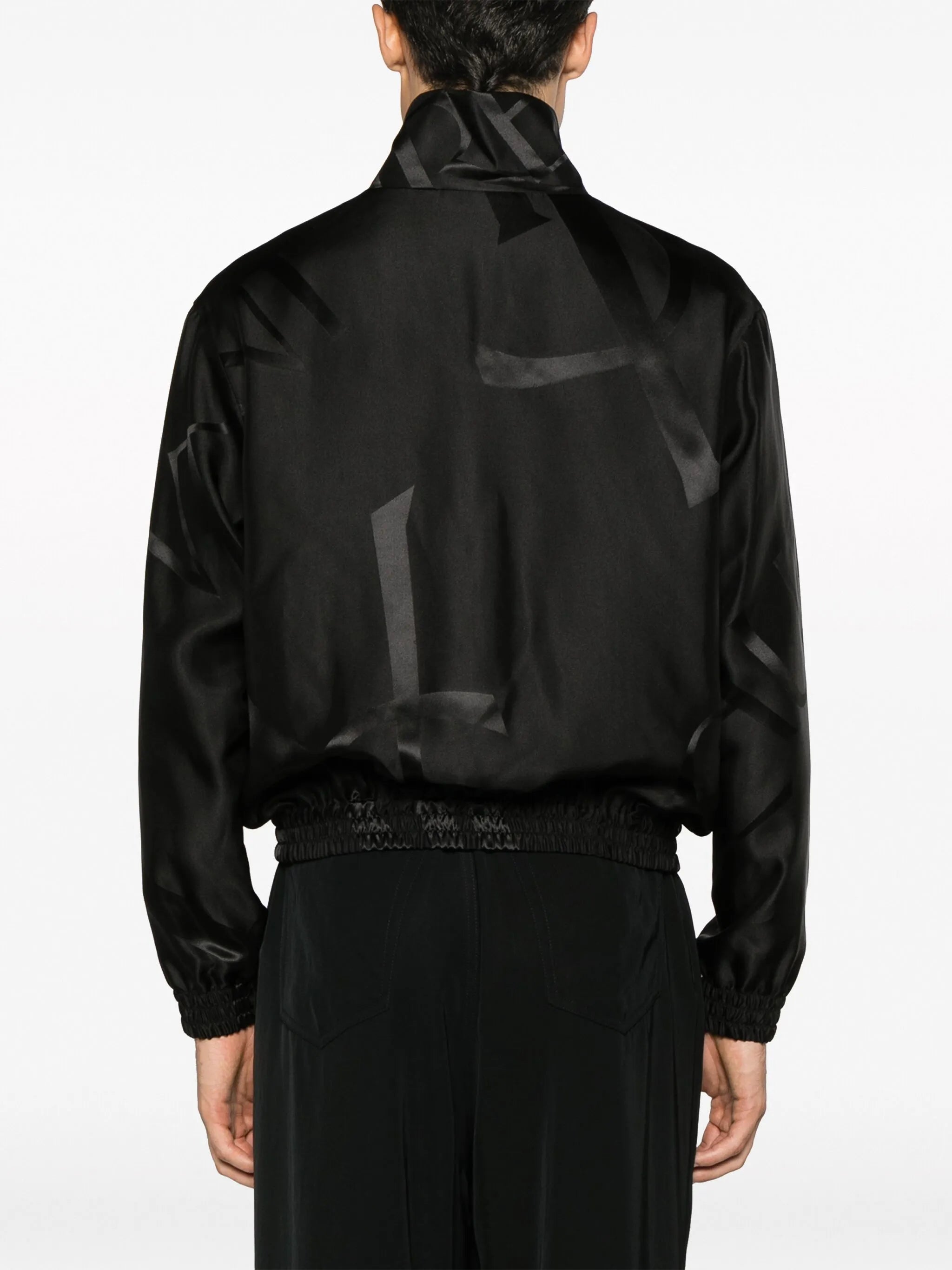 Image de Teddy en soie twill Cassandre par Saint Laurent pour hommes - Saison Automne-Hiver 2023 - Vue du modèle 3