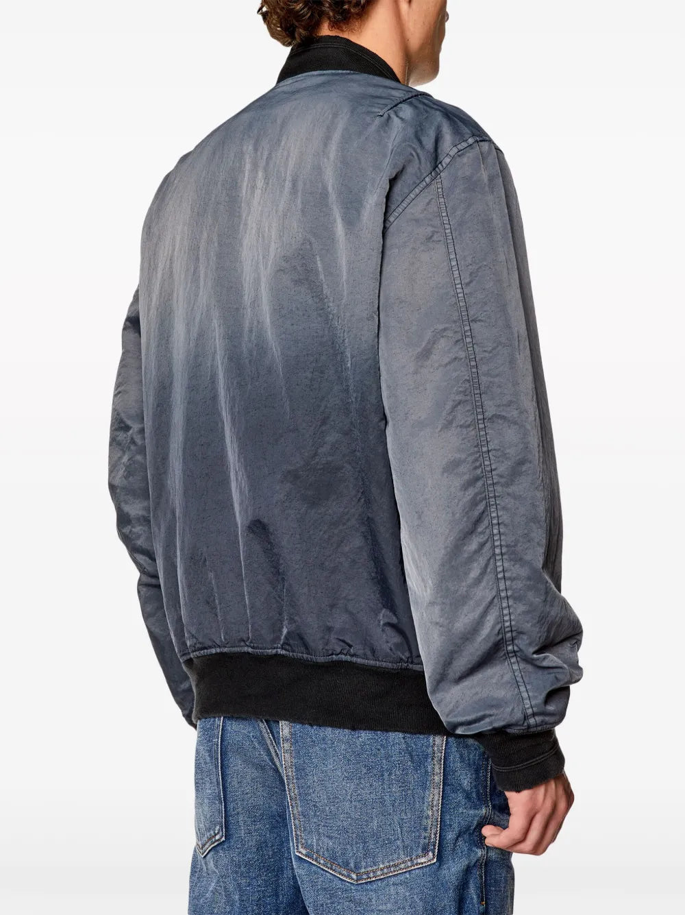 Image de la veste bomber oversize J-Kepes par Diesel pour hommes - Saison Printemps-Été 2025 - Vue du modèle 3