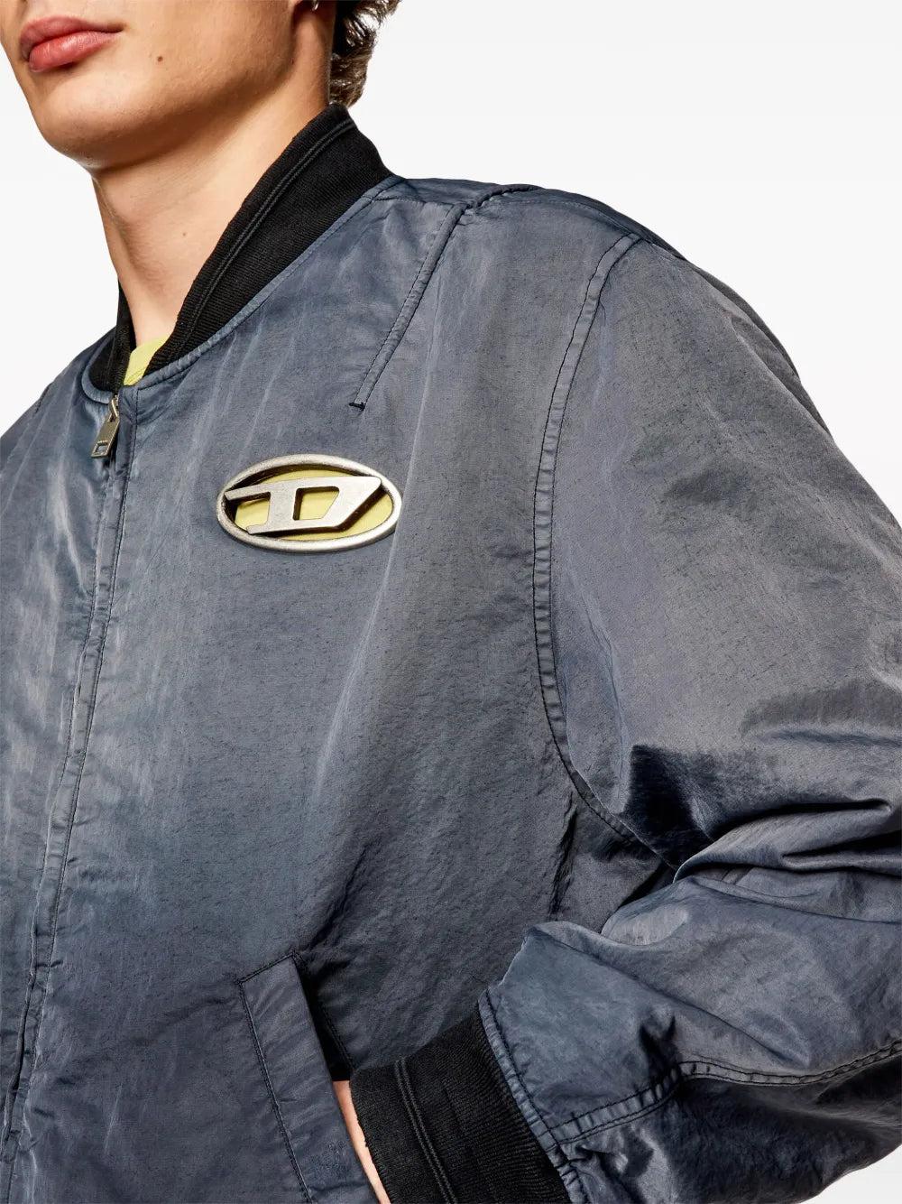 Image de la veste bomber oversize J-Kepes par Diesel pour hommes - Saison Printemps-Été 2025 - Vue du modèle 4